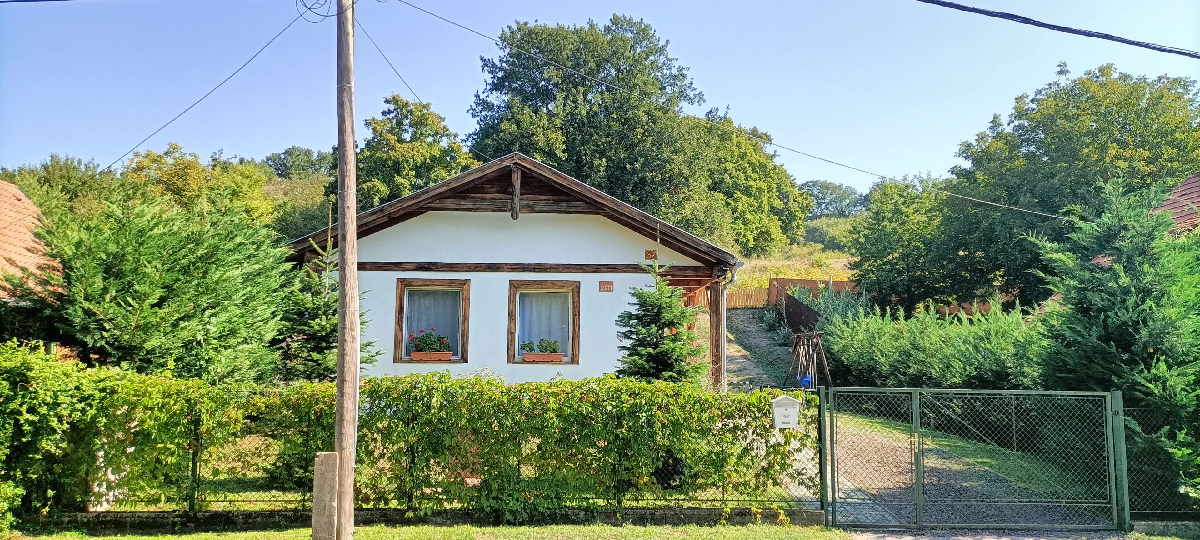 Liget Vendégház - Békés kert és udvar